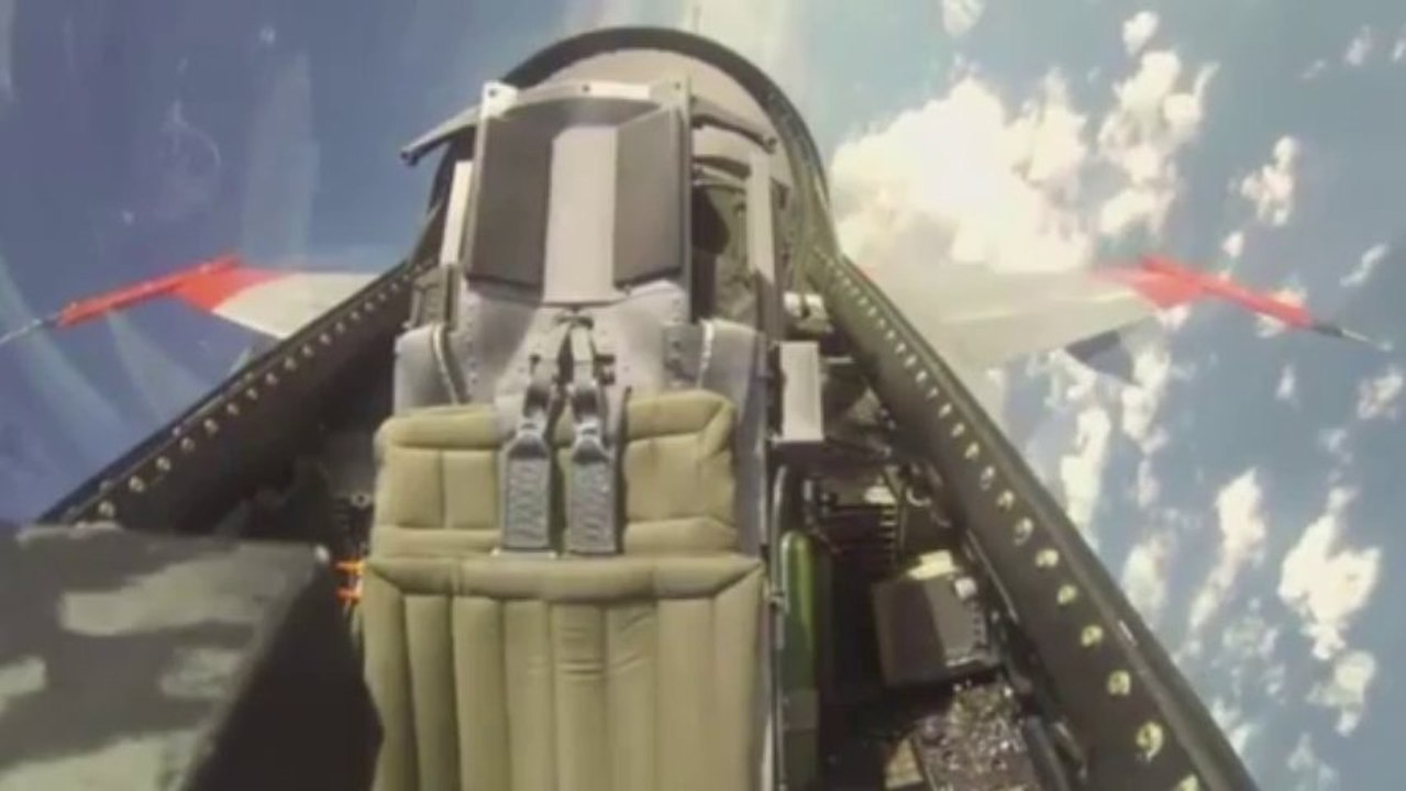Un avion de chasse F16 décolle et atterrit sans pilote à son bord