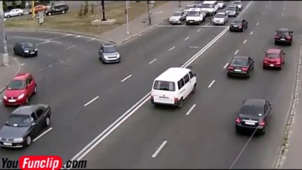 Moto VS voiture... Gros crash en russie!