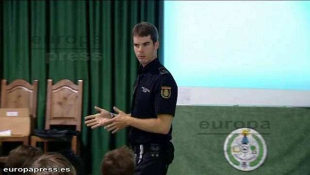 Policía advierte a los jóvenes de los riesgos de Internet