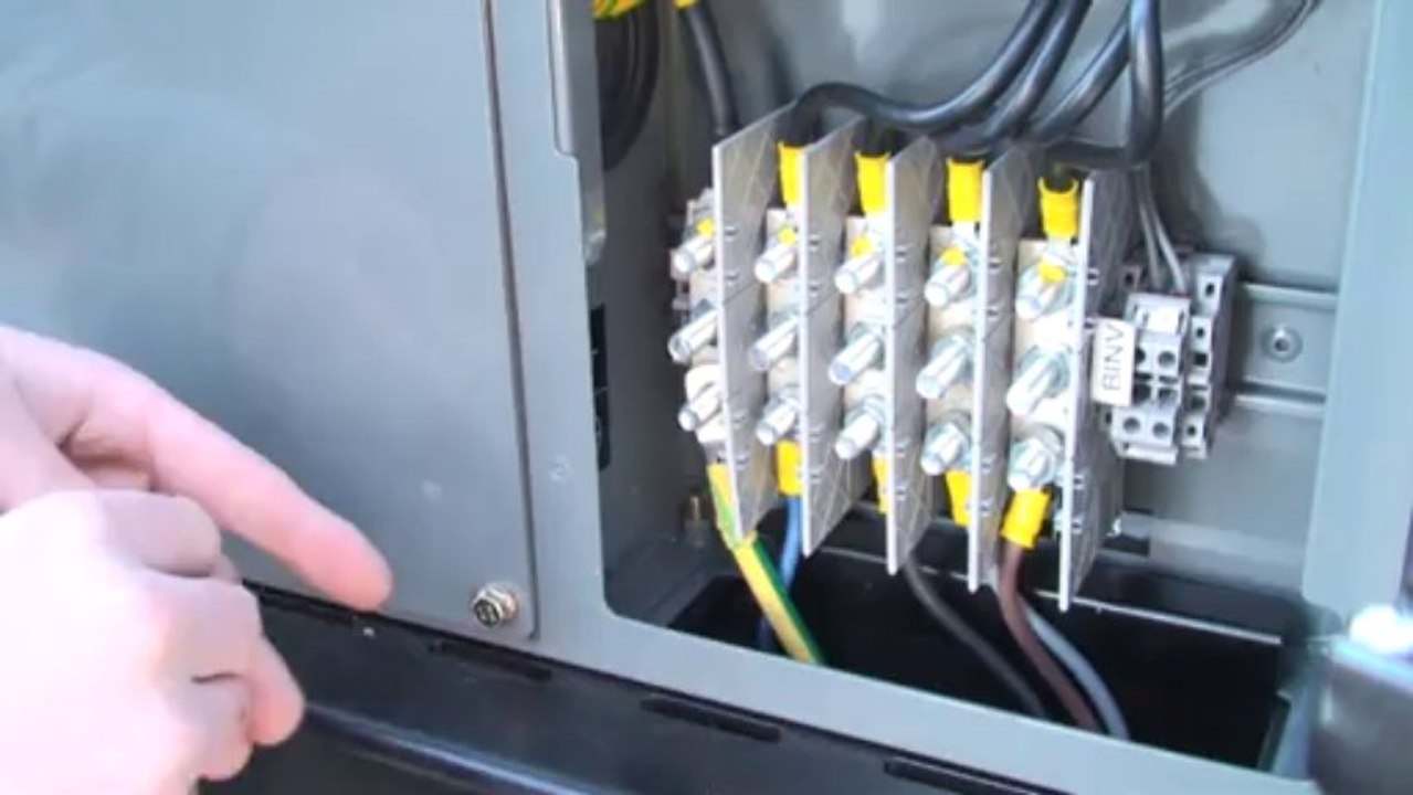 Een stroomaggregaat R16CC of R22C3 installeren.