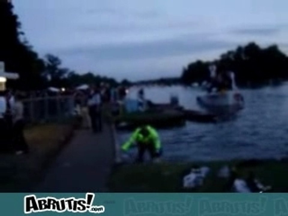 police poussé dans l'eau