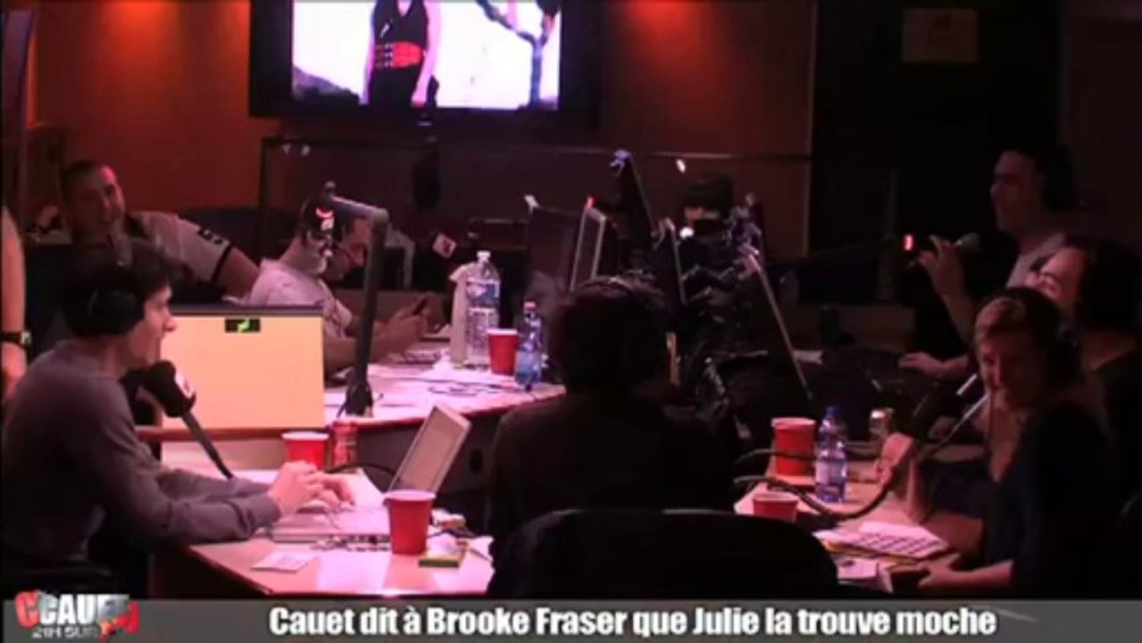 Cauet dit à Brooke Fraser que Julie la trouve moche - C'Cauet sur NRJ