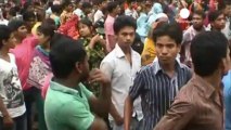 Bangladesh, protesta degli operai tessili: la polizia...