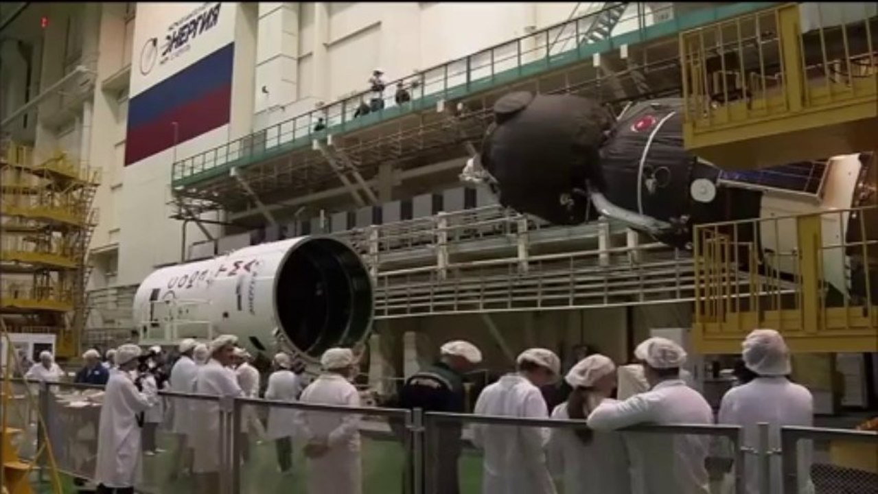 [ISS] Soyuz TMA-10M Encapsulated in Payload Fairing