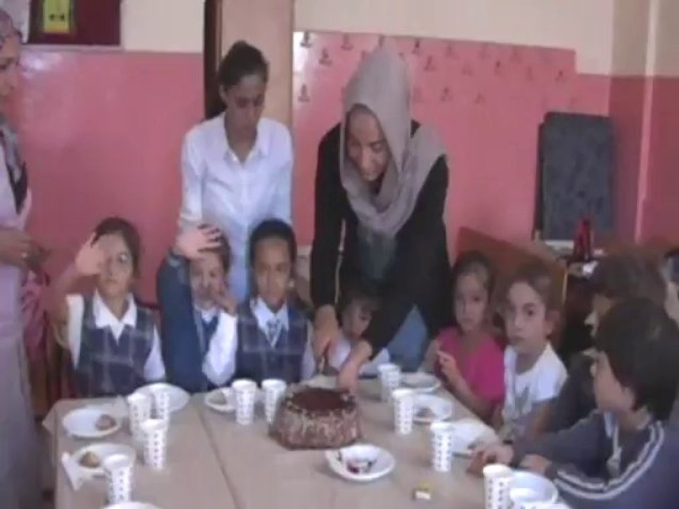 Cumhur öğretmen sunar.Eylül'ün Doğum Günü