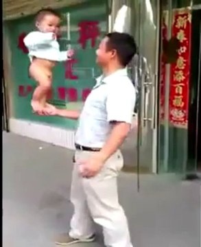 INCROYABLE MAIS VRAI : UN PÈRE FAIT DES TOURS D'ACROBATIE À SON BÉBÉ QUI TIENT EN ÉQUILIBRE.