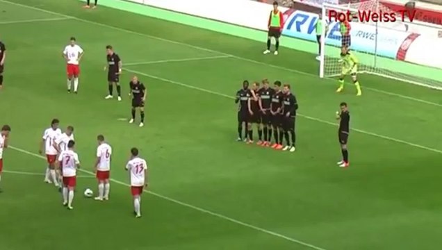 Un coup-franc magique, en mode camouflage. Quel but!