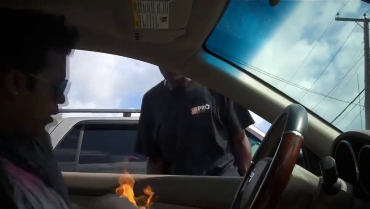 Son porte-monnaie prend feu alors qu'il veut donner de l'argent à des SDF! Caméra cachée énorme!