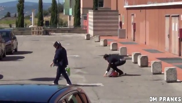 Entre un SDF et un homme d'affaire qui tombent, qui allez-vous aider.... Expérience sociale!