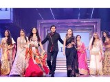 Shah Rukh Khan Walks The Ramp With Yash Chopra's Nine Heroines – Late Yash Chopra Birthday 2013