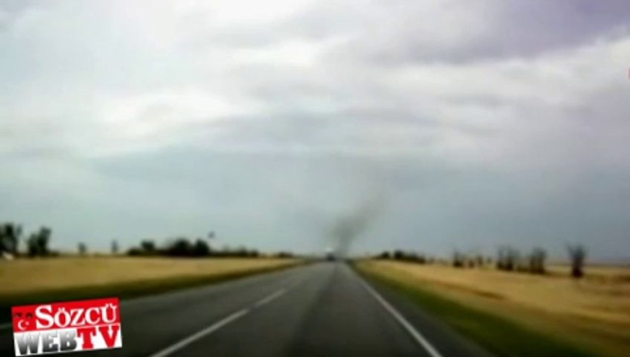 Otoyolda savaş uçağı sürprizi