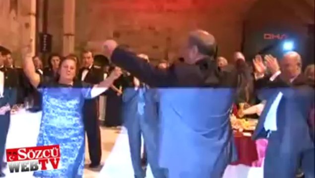 Vali yardımcısı Cumhuriyet’i zeybek oynayarak kutladı