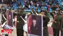 Atatürk fotoğrafı taşıyan asker heyecandan böyle titredi