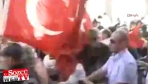 Polis ile Türk Bayrağı taşıyan vatandaşın mücadelesi