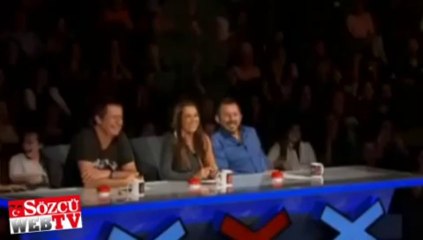 Salonu kahkahaya boğan adam