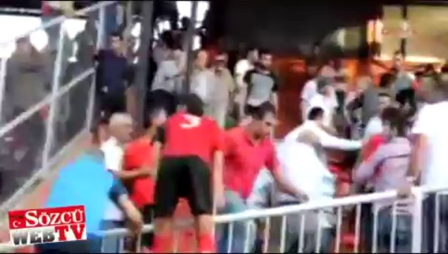 Futbolcular ve taraftarlar böyle birbirine girdi