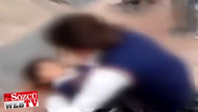 Kız öğrenciler kavga ederken arkadaşları gülerek izledi