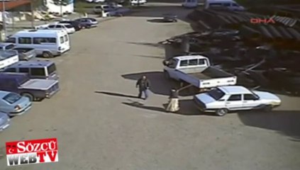 Odunu kaptı ve kocasını evire çevire dövdü