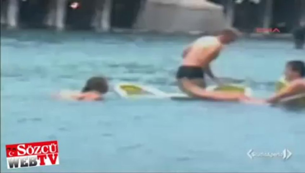 Venedik su baskınıyla eğleniyor