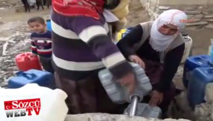 Bu devirde hala eşek sırtında su taşıyorlar!