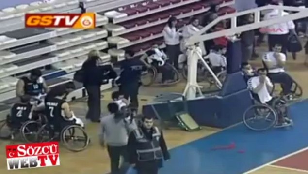 Holiganlar yine sahnede