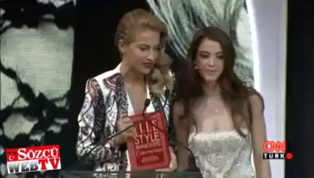 Esmersoy tektaşını aldı ve canlı yayında evlenme teklif etti