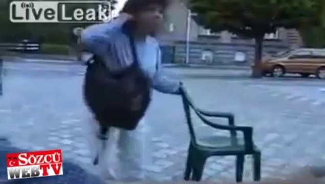 Sarhoş kadını böyle kapıya attılar