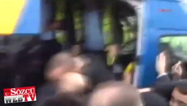 Taraftarlar Sneijder’ı öpmeye doyamadı