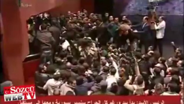 Esad’a sarılmak için birbirlerini ezdiler