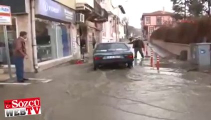 10 dakika yağdı, caddeler göle döndü