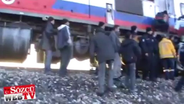 Yük treni servis aracına çarptı