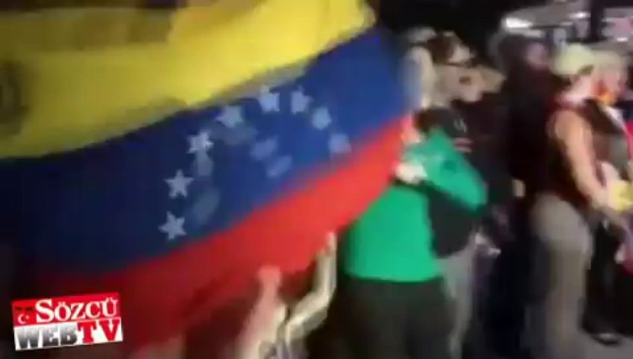 Chavez’in ölümünü bayraklarla kutladılar