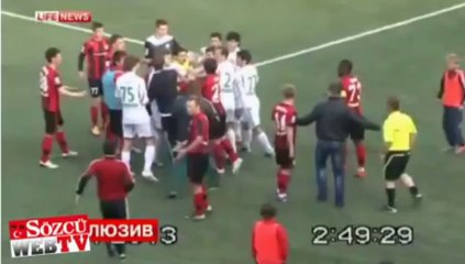 Bu kez hakem futbolcu dövdü!