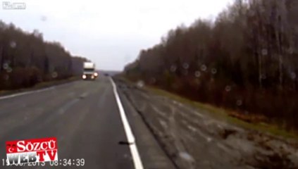 Yola fırlayan ayıya böyle çarptı!