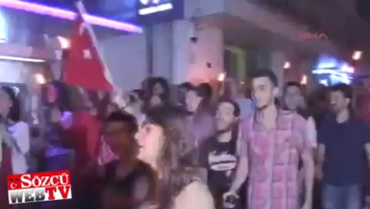 Geceyi meşalelerle aydınlattılar