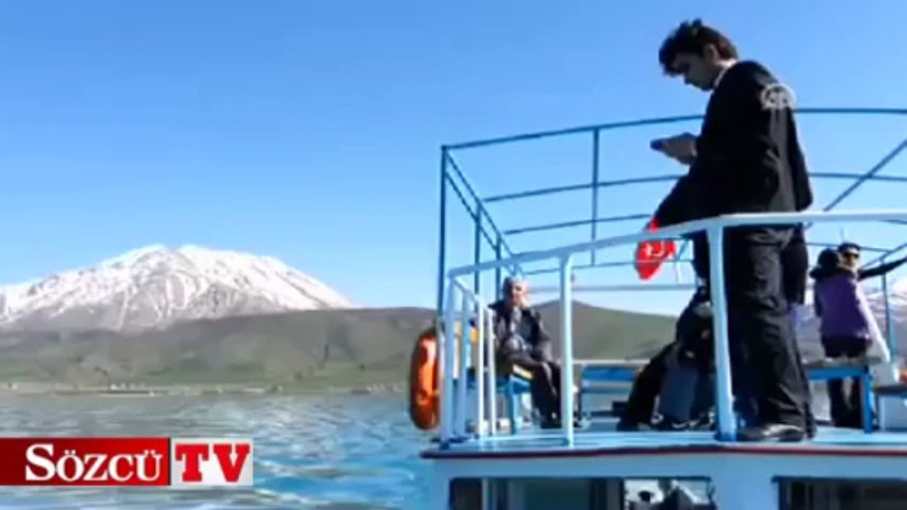 Van Gölü renk değiştiriyor