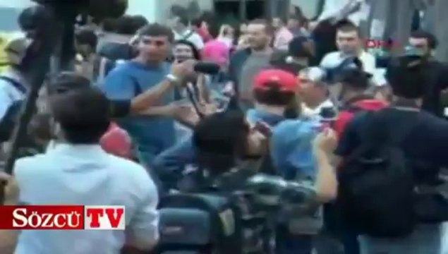 Polis ile göstericiler arasında arbede