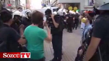 Bayrak satıcısı böyle gözaltına alınmıştı