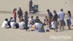 Caméra cachée à la plage - Il se couche sur la serviette d'inconnus et bronze avec eux.