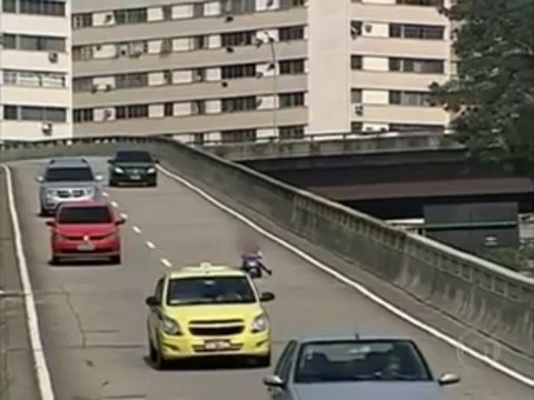 Un gamin descend une autoroute en tricycle! Taré...