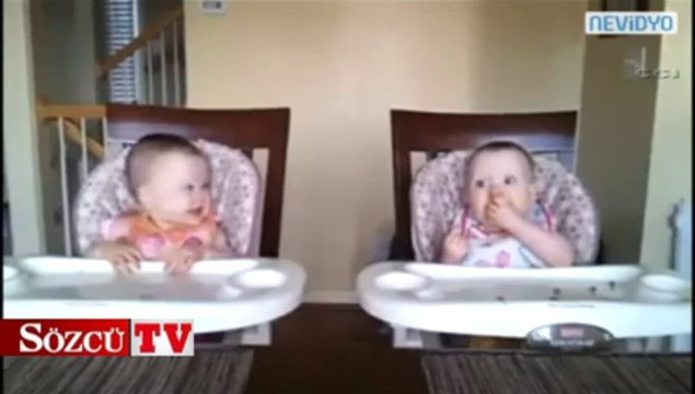 İkiz bebekler müzikle kendinden geçti