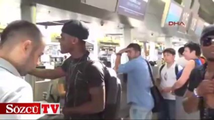 Emenike Fenerbahçe için yola çıktı