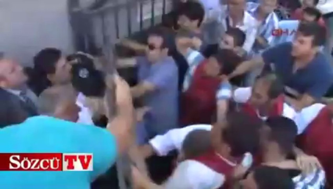 Bedaş önünde polis müdahalesi