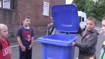 Kids Veranderen Vuilnisbak In Snelle Bolide.