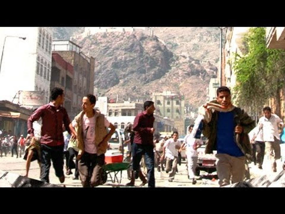 Yemen car bomb kills at least one air force officer in Sa'ana, scores injured