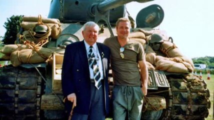 Brad Pitt invite un vétéran de la Deuxième Guerre Mondiale sur le plateau de Fury
