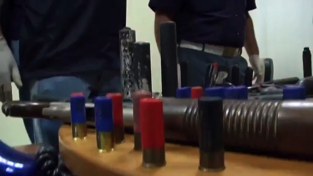 Casoria (NA) - La polizia di Scampia sequestra arsenale della camorra (26.09.13)