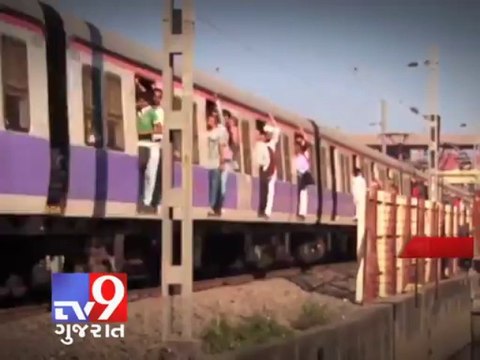 Tv9 Gujarat - LIVE Minor childrens performs stunt on Railway Track , Mumbai