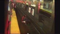 Un homme sauvé sur les rails du métro de Boston!!