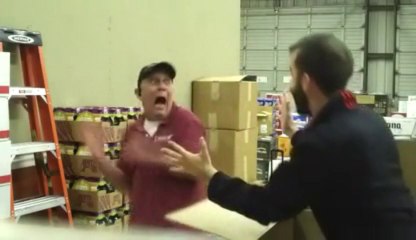 Un patron effrayé par son employé... La peur de sa vie!